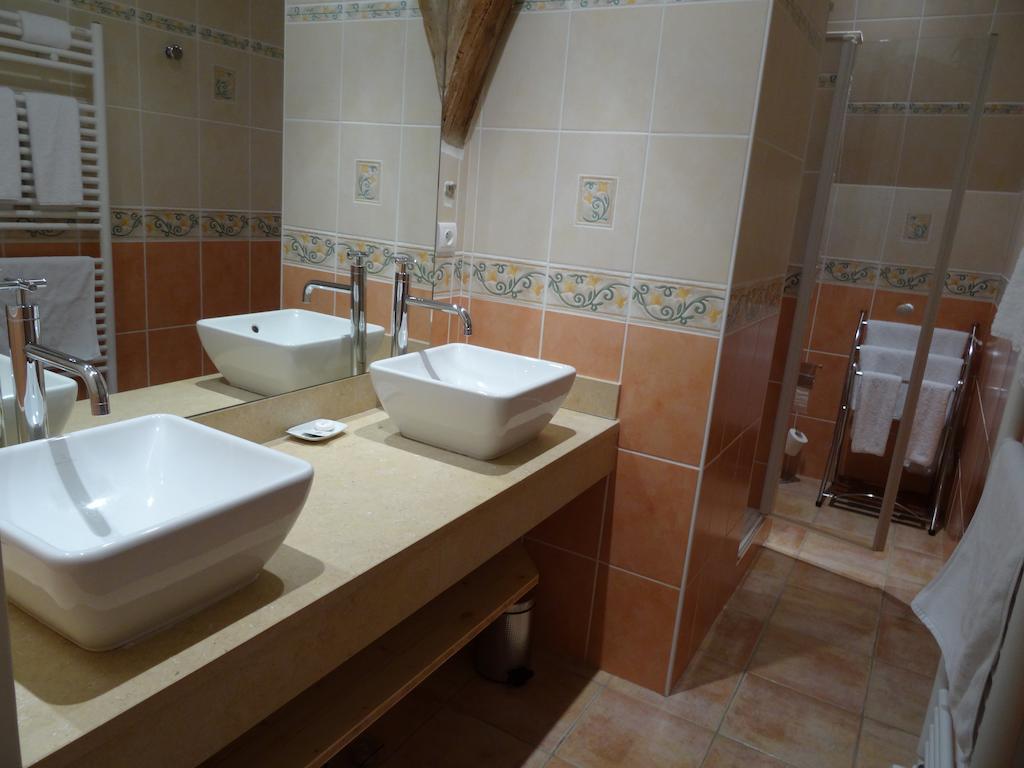 Gentilhommiere De Collonges Bed & Breakfast Prisse Ruang foto